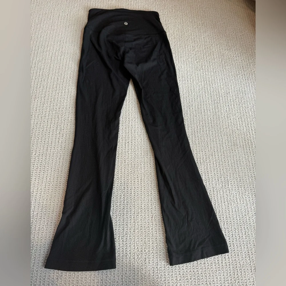 Lululemon high rise ribbed flare  extra  short size 4 pant - Picture 2 of 3